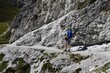 Mann wandert im Stubaital in Tirol