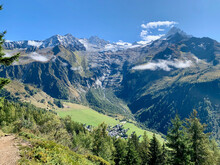 Sentier Du Tour Du Mont Blanc (TMB) Aux Environs De L'aiguillette Des Posettes