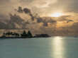 Malediven, Urlaub unter Palmen mit einem schönen Sonnenuntergang.