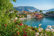 © robertharding - Elevated view of harbour and colourful houses in Assos, Assos, Kefalonia, Ionian Islands, Greek Islands