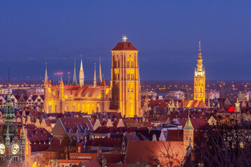 Canvas Print - Aerial view of the Saint Mary Church and City Hall at night in Gdansk, Poland