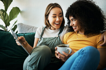 Canvas Print - Couple, sofa and women relax with tablet and coffee for social media, internet and watching videos. Love, lgbtq and happy people in living room for bonding, relationship and streaming movies online