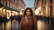 Bellissima donna italiana vestita con un cappotto elegante cammina nella strade di Roma la sera vicino ai negozi con tanta gente e luci