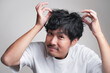 © 茂輝 田代 - パーマの髪の毛を触る男性
