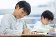 © amanaimages - 授業中に勉強をする小学生