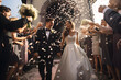 Braut und Bräutigam laufen durch Spalier, Reis und Blumen, Hochzeitsbrauch, erstellt mit generativer KI
