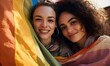 Glückliche Menschen feiern vor Pride-Flagge im Regenbogen Design