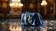 Zerknitterte Europaflagge in Form einer Kiste steht auf dem Boden eines ausgeleuchteten Saals