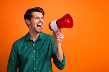 Aufkleber - Photo of impressed shocked guy wear green shirt screaming bullhorn empty space isolated orange color background