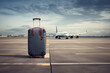 Koffer auf dem Rollfeld, Flugzeug im Hintergrund, Thema Reisen und Urlaub, erstellt mit generativer KI