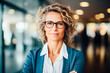 © TaniaC. - Retrato de mujer de negocios en la oficina. Atractiva gerente ejecutiva profesional en su lugar de trabajo. Concepto de liderazgo profesional.
