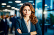 © TaniaC. - Retrato de mujer de negocios en la oficina. Atractiva gerente ejecutiva  en su lugar de trabajo con su equipo profesional de proyectos.  Concepto de liderazgo profesional.