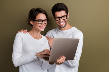 Aufkleber - Photo of cheerful cute married couple wear white shirts spectacles online orders device empty space isolated brown color background
