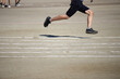 中学校の運動会のリレーに走る男性生徒の姿