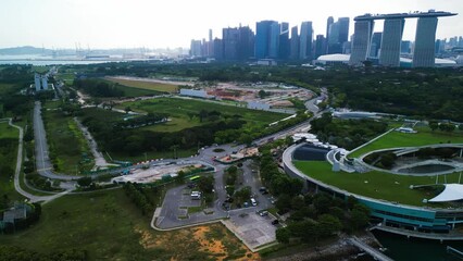 Canvas Print - Marina Barrage, Singapore: Aerial view of cityscape and coastline on a overcast afternoon