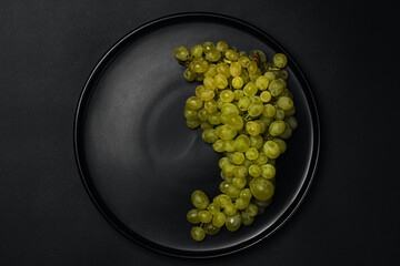 Wall Mural - Plate of white grapes on a dark background