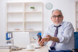 © Elnur - Old male employee working in the office