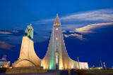 Fototapeta Nowy Jork - Hallgrimskirkja lutheran church and Skolavorduholt statue at dusk, Reykjavik, Iceland
