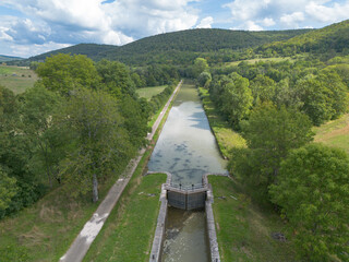 vue aérienne sur le canal de Bourgogne en été en Côte d'Or en France