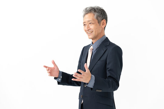 スーツ姿のシニア男性