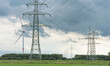 Neue Stromtrasse mit Strommasten an einem Windpark