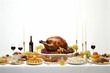 Banquete con un pavo como motivo central, representando el banquete de acción de gracias