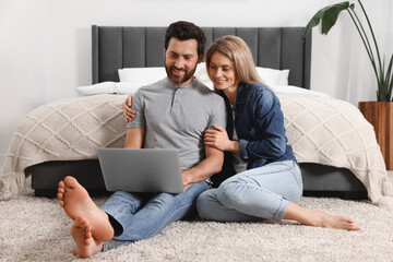 Sticker - Happy couple with laptop on floor in bedroom