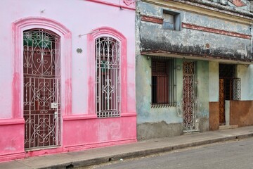 Canvas Print - Pink architecture in Camaguey, Cuba