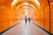 personnes en train de marcher dans un couloir orange moderne et lumineux