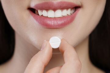 Canvas Print - Closeup view of woman taking one pill