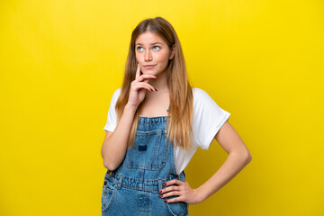Canvas Print - Young caucasian woman isolated on yellow background thinking an idea while looking up