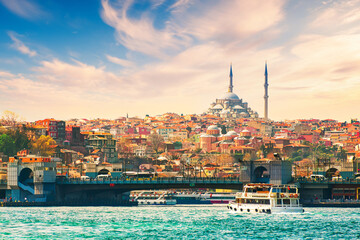 Wall Mural - Golden Horn bay and Galata Bridge in Istanbul, Turkey. View of the Old town and mosque