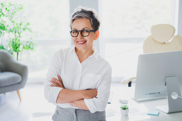 Poster - Photo of cheerful positive lady boss wear white shirt smiling arms crossed indoors workplace workstation