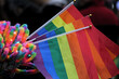 bandeiras símbolo do movimento lgbt, em dia de parada gay ou marcha pela diversidade