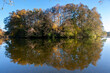 Herbststimmung am Lindenweiher mit Spiegelung im Wasser