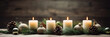 Weihnachtsbanner, Advent Weihnachtsgesteck mit vier weißen Kerzen,
grünen Weihnachtskugeln, Tannenzweigen und Tannenzapfen auf einem Holztisch vor braunem Hintergrund