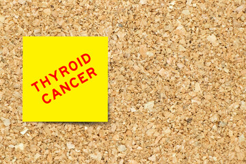 Poster - Yellow note paper with word thyroid cancer on cork board background with copy space