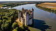 château médiéval au bord d'une rivière