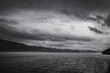 Urquhart Castle am berühmten Loch Ness See in Schottland. Wunderschöne Landschaft in stiller Atmosphäre. Stille, Ruhe und Einsamkeit.