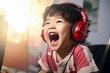 ヘッドフォンをつけてオンラインゲームを楽しむ日本人の子供（アジア人・ゲームバトル・通信教育）