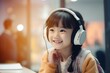 ヘッドフォンをつけてオンライン英会話や通信教育を受講する日本人の子供（アジア人・オンラインゲーム・オンライン教育）