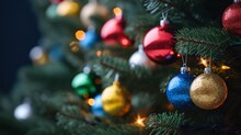Weihnachtsbaum Mit Rotgoldenen Ornamenten Und Kugeln Auf Hellem, Verschwommenem Bokeh-Hintergrund