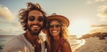 Glückliches Paar Teilt Fröhliche Urlaubsfreude, Selfie Am Traumhaften Strand - Lebensfreude, Spaß Und Abenteuer Zusammen Erleben