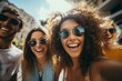 Lebensfreude im Sommer: Junge Frau und Freunde lachen, machen Selfie, teilen Glück und Spaß
