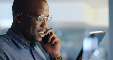 Aufkleber - Man, phone call and tablet for reading in office, investing agency or night for deal, networking or fintech. African trader, touchscreen and black business owner for research, ideas or stock market