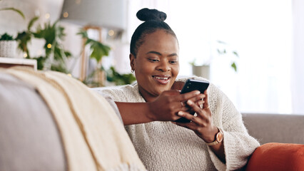 Aufkleber - Black woman, reading and using phone with smile in home or social media, mobile app and communication online. Funny, meme or person on couch streaming video or typing on cellphone in living room
