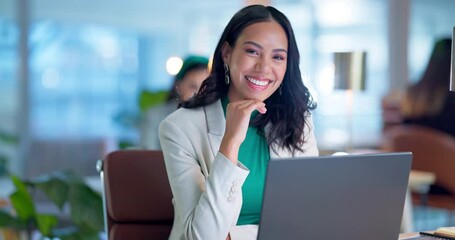Aufkleber - Face, business and woman with a laptop, office and connection with finance report, smile and internet. Portrait, worker and employee with a pc, network and website information with email and ideas