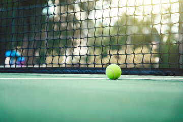 Poster - Tennis ball on the court