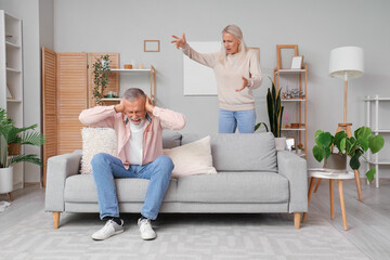 Wall Mural - Mature couple quarreling at home. Divorce concept