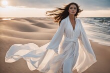 Schöne Junge Frau Am Sandstrand Bei Herrlichem Licht Mit Im Wind Wehendem Weißem Kleid
